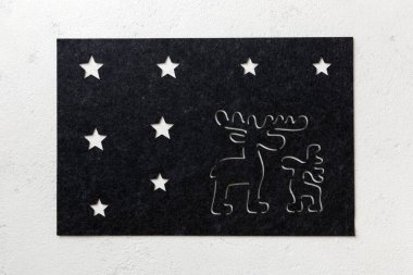 Çimento arka planındaki yemek için gri masa örtüsünün üst görüntüsü. Tasarımın için boş boşluk.