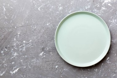 Beton zemin üzerinde boş mavi plaka üst görünümü. Tasarımın için boş boşluk.