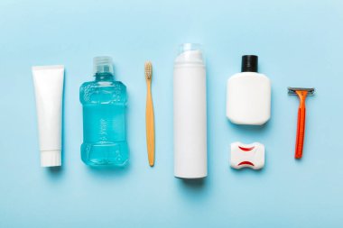 Banyo ürünleri için model düz yatak, spa jileti, diş macunu, sabun, jöle ve diğer çeşitli aksesuarlar. Cilt sağlığı için kozmetik. Logonuz için Bath Mockup.