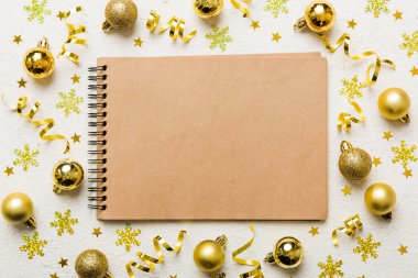 Noel boş tebrik kartı sahnesi. Noel oyuncağı ve kağıt kart notundan yapılmış yaratıcı bir düzen. Düz yatıyordu. Doğa Yeni Yıl Konsepti.