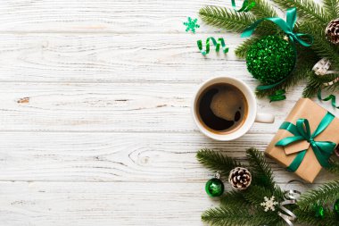 Seramik bir fincanda nefis bir sabah kahvesi içinde küçük hediyeler, süsler ve xmas oyuncakları. Bir fincan kahve ve yeni yıl oyuncakları..