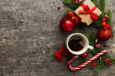 Seramik bir fincanda nefis bir sabah kahvesi içinde küçük hediyeler, süsler ve xmas oyuncakları. Bir fincan kahve ve yeni yıl oyuncakları..