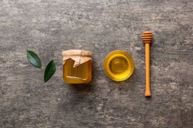 Bal kavanozu, beyaz arka plan manzaralı ve fotokopi alanı olan ahşap bal kaplama. Lezzetli bal şişesi.