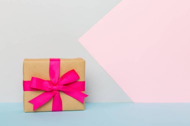 Tatil kağıdı hediyesi pembe kurdeleli pruva manzaralı fotokopi alanı. Tatil geçmişi düzdü. Doğum günü ya da Noel hediyesi. Kopya alanı olan Noel hediyesi kutusu konsepti.