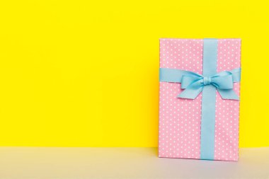 Bayram el yapımı kağıtlar mavi kurdeleli papyon görünümlü fotokopi alanı ile bağlandı. Tatil geçmişi düzdü. Doğum günü ya da Noel hediyesi. Kopya alanı olan Noel hediyesi kutusu konsepti.