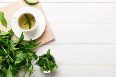Arka planda bir fincan nane çayı. Fotokopi alanı ile taze nane görünümlü yeşil çay.