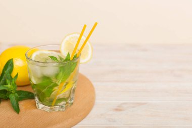 Mojito kokteyli. Limonlu, limonlu ve naneli mojito kokteylini uzun bir bardakta sopayla tazeliyorum..