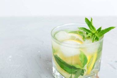 Mojito yaz serinletici buzlu ve naneli kokteyl. Limonlu, limonlu ve naneli mojito kokteyli..