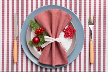 Kırsal dekorasyonlu ve mutfak aletli bir Noel yemeği. Yukarıdan görüntüle.