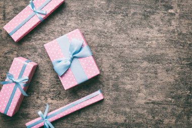 Masada renkli kağıtlarla süslenmiş bir sürü Noel hediyesi kutusu var. Birçok hediye var..