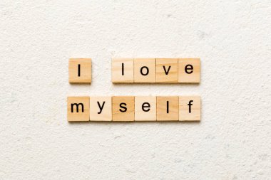 Ahşap blokta yazılı kendi kendime konuşmayı seviyorum. Senin için çimento masasında yazı yazmaya bayılıyorum..