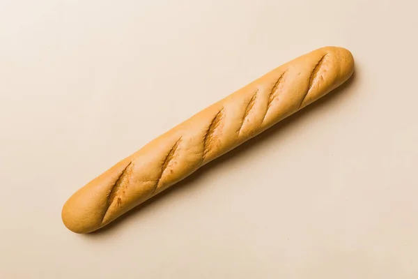 Minimalistická Francouzská Bageta Barevném Pozadí Čerstvý Chléb Jako Pozadí Horní — Stock fotografie
