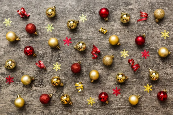 Χριστουγεννιάτικη Σύνθεση Ένα Μοτίβο Από Χριστουγεννιάτικες Μπάλες Έγχρωμο Φόντο Επίπεδη — Φωτογραφία Αρχείου