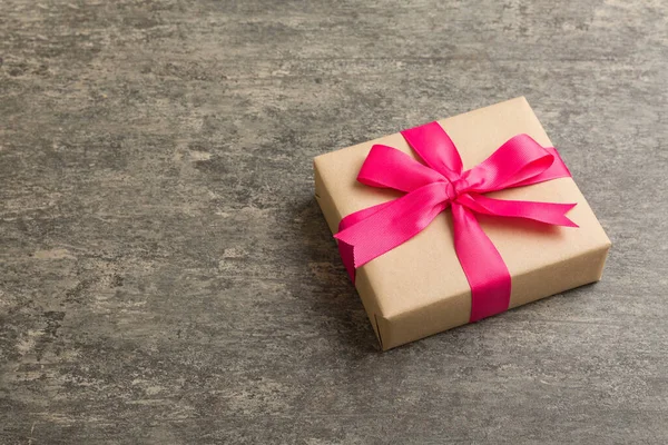 用彩带把圣诞礼物或其他手工制作的节日礼物包起来 礼品盒 桌上礼物装饰 顶视图与复制空间 — 图库照片