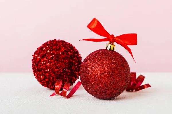 Christmas Ball Colored Background Decoration Bauble Ribbon Bow Copy Space — Stok fotoğraf