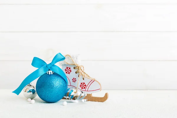 Χριστουγεννιάτικη Μπάλα Πατίνια Χρωματιστό Φόντο Στολισμός Μπιχλιμπίδι Κορδέλα Τόξο Αντίγραφο — Φωτογραφία Αρχείου
