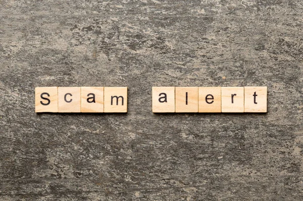 Oplichting Alert Woord Geschreven Hout Blok Scam Alert Tekst Tafel — Stockfoto