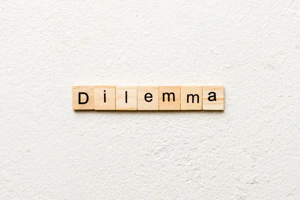 Dilemma Wort Auf Holzklotz Geschrieben Dilemma Text Auf Zementtisch Für — Stockfoto