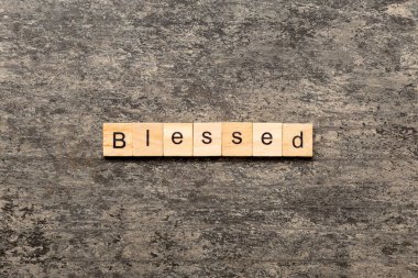 Tahta blokta yazılmış kutsal bir kelime. Masada kutsal metin, konsept.