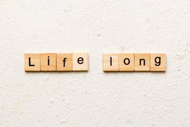 Hayat uzun kelime ahşap blok üzerinde yazılı. Hayat uzun metin tablo, kavram.