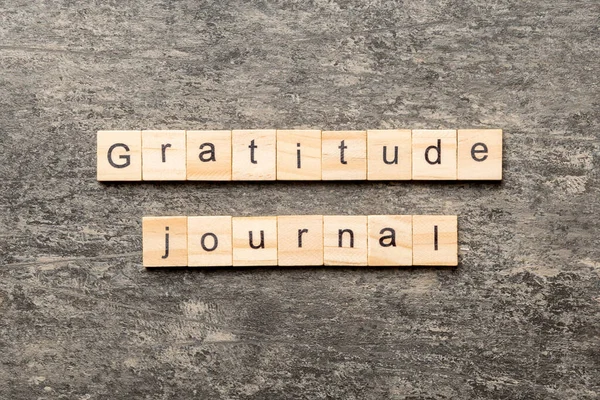 Слово Gratitude Journal Написано Деревянном Блоке Текст Gratitude Journal Цементном — стоковое фото