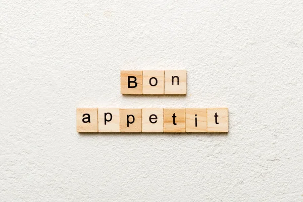 Приятного Аппетита Написанного Деревянном Блоке Bon Appetit Текст Цементном Столе — стоковое фото
