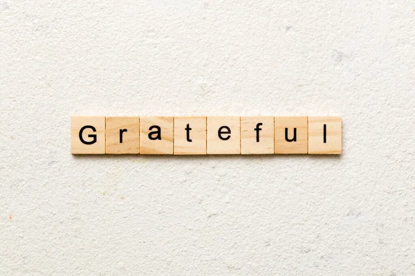 Vděčný Slovo Napsané Dřevo Bloku Vděčný Text Tabulce Koncepce — Stock fotografie