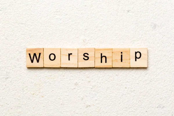 Godsverering Woord Geschreven Hout Blok Aanbidding Tekst Cement Tafel Voor — Stockfoto