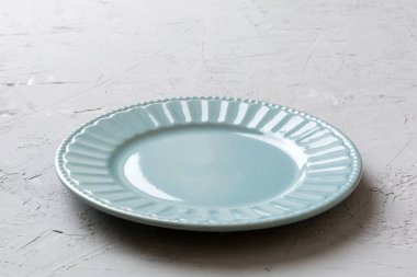 Çimento arka planındaki boş gri plakanın perspektif görüntüsü. Tasarımın için boş boşluk.