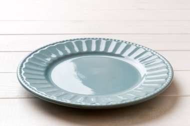 Çimento arka planındaki boş gri plakanın perspektif görüntüsü. Tasarımın için boş boşluk.