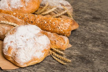 Ev yapımı doğal ekmek. Arkaplan olarak taze ekmeğin farklı türleri, kopya alanı ile perspektif.