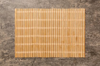 Çimento arka planında yiyecek için kahverengi masa örtüsünün üst görüntüsü. Tasarımın için boş boşluk.