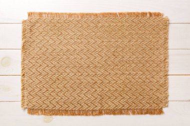 Ahşap zemindeki yiyecek için kahverengi masa örtüsünün üst görüntüsü. Tasarımın için boş boşluk.