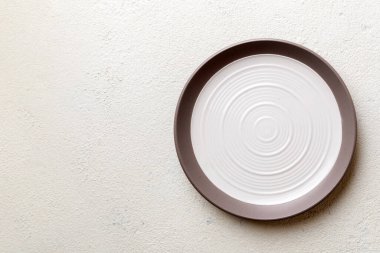 Beton zemin üzerinde boş ışık plakası üst görünümü. Tasarımın için boş boşluk.