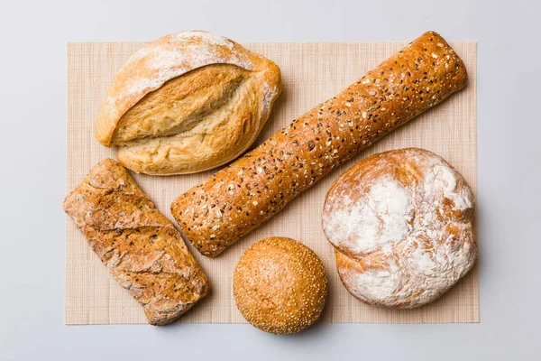 Sortiment Nybakat Bröd Med Servett Rustik Bordsutsikt Friskt Osyrat Bröd — Stockfoto