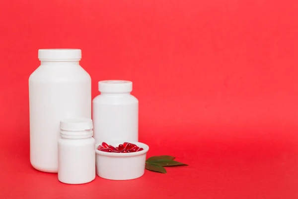 医薬品や健康補助薬と薬瓶の健康管理や医療のトップビュー ビタミン錠 テーブルの背景に色の錠剤とボトル マルチビタミン — ストック写真