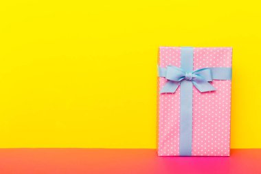 Bayram el yapımı kağıtlar mavi kurdeleli papyon görünümlü fotokopi alanı ile bağlandı. Tatil geçmişi düzdü. Doğum günü ya da Noel hediyesi. Kopya alanı olan Noel hediyesi kutusu konsepti.