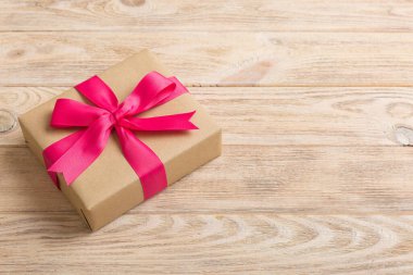 Paketlenmiş Noel ya da renkli kurdeleli el yapımı el yapımı diğer Noel hediyeleri. Hediye kutusu, hediye süslemesi, kopya alanı ile üst görünüm.