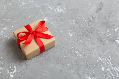Paketlenmiş Noel ya da renkli kurdeleli el yapımı el yapımı diğer Noel hediyeleri. Hediye kutusu, hediye süslemesi, kopya alanı ile üst görünüm.