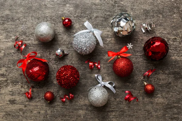 Χριστουγεννιάτικη Μπάλα Έγχρωμο Φόντο Στολισμός Μπιχλιμπίδι Κορδέλα Τόξο Αντίγραφο Χώρου — Φωτογραφία Αρχείου