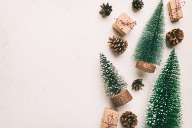 Renkli arka planda noel ağaçları olan düz kompozisyon. Kopyalama alanı olan üst görünüm.