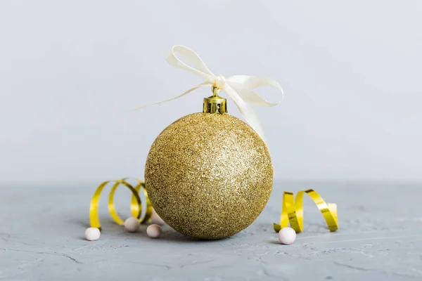 Christmas Ball Colored Background Decoration Bauble Ribbon Bow Copy Space — Stock fotografie