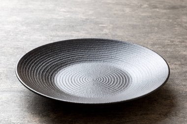 Beton zemin üzerinde boş siyah plaka perspektif görünümü. Tasarımın için boş boşluk.