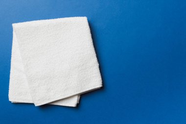 Renkli arkaplanda kopyalama alanı olan beyaz havluların üst görünümü.