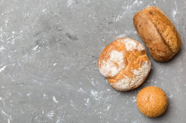 Ev yapımı doğal ekmek. Arka plan olarak farklı taze ekmek türleri, kopya alanı ile üst görünüm.