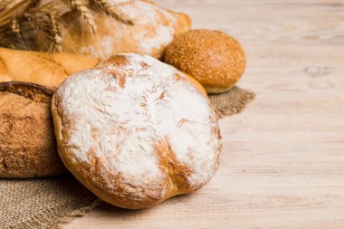 Ev yapımı doğal ekmek. Arkaplan olarak taze ekmeğin farklı türleri, kopya alanı ile perspektif.