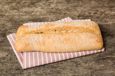 Peçetenin üstünde taze taze taze ekmek, üst manzara. Sağlıklı mayasız ekmek. Fransız ekmeği. Üst görünüm Fırın ürünleri.