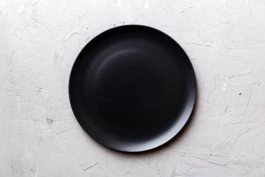 Çimento arka planındaki siyah plakanın üst görüntüsü. Tasarımın için boş boşluk.