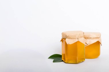 Renkli arkaplan görünümünde yapraklı bal ve bal kaplamalı bal metin ile üst görünüm.