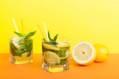 Mojito yaz serinletici buzlu ve naneli kokteyl. Limonlu, limonlu ve naneli mojito kokteyli..
